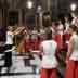 2016 - Il Vokalna Skupina “Aurora” durante l’esibizione nel Duomo dei Santi Ilario e Taziano a Gorizia, diretto da Janja Dragan Gombač e con l’accompagnamento all’arpa di Sofia Ristic.